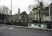 803655 Gezicht op de Wittevrouwenbrug te Utrecht, vanaf de Wittevrouwensingel, met links op de achtergrond de Lange ...